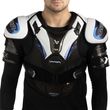 BAUER Vapor FLYLITE Junior Schulterschutz von vorne am Spieler