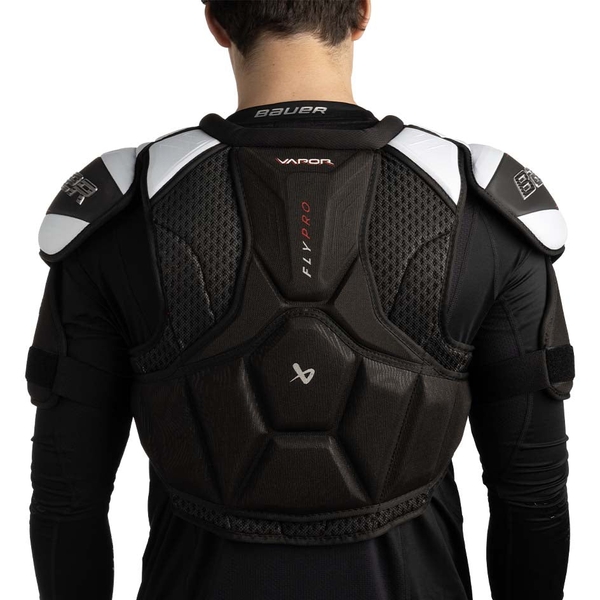 BAUER Vapor FLYPRO Junior Schulterschutz Rückansicht am Spieler