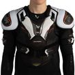 BAUER Vapor FLYPRO Junior Schulterschutz Frontansicht am Spieler