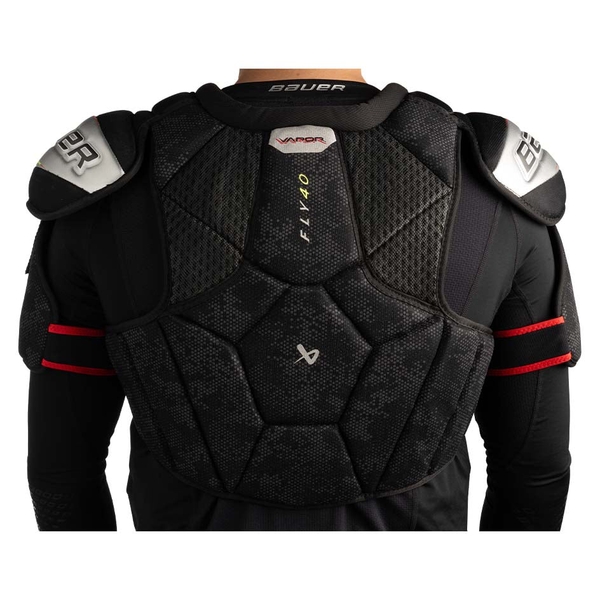 BAUER Vapor FLY40 Senior Schulterschutz Rückansicht am Spieler