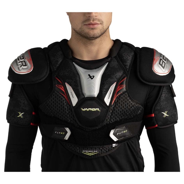 BAUER Vapor FLY40 Intermediate Schulterschutz Frontansicht am Spieler