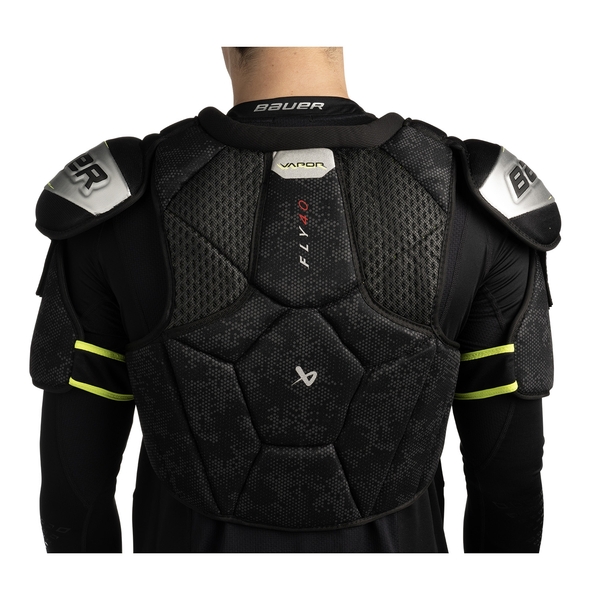 BAUER Vapor FLY40 Junior Schulterschutz – Rückansicht kompakt BAUER Vapor FLY40 Junior Schulterschutz von hinten