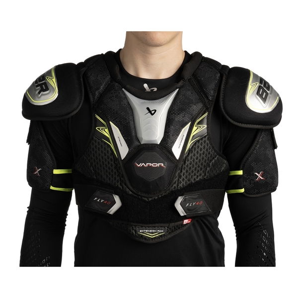 BAUER Vapor FLY40 Junior Schulterschutz – Frontansicht kompakt BAUER Vapor FLY40 Junior Schulterschutz von vorne