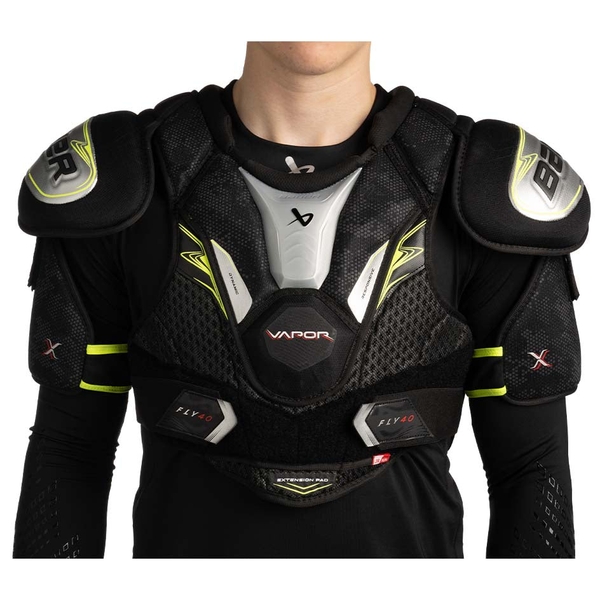 BAUER Vapor FLY40 Junior Schulterschutz – Frontansicht BAUER Vapor FLY40 Junior Schulterschutz Frontansicht am Spieler