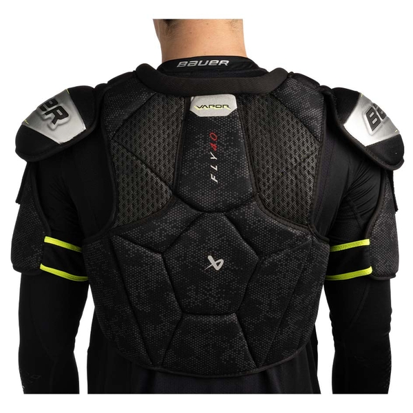 BAUER Vapor FLY40 Junior Schulterschutz – Rückansicht BAUER Vapor FLY40 Junior Schulterschutz Rückansicht am Spieler
