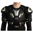 BAUER Vapor FLY40 Junior Schulterschutz – Frontansicht BAUER Vapor FLY40 Junior Schulterschutz Frontansicht am Spieler