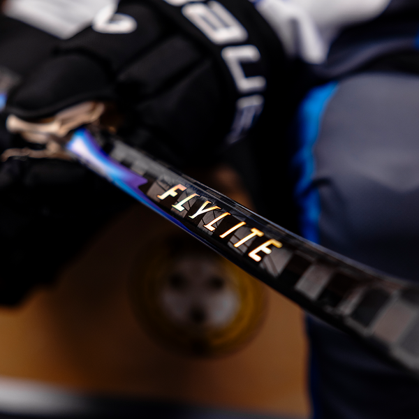 Detailaufnahme des FLYLITE-Schriftzugs am BAUER Vapor Composite-Schläger