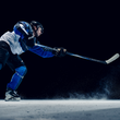 Seitliche Actionaufnahme mit BAUER Vapor FLYLITE Senior Eishockeyschläger