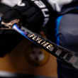 Detailaufnahme des FLYLITE-Schriftzugs am BAUER Vapor Composite-Schläger
