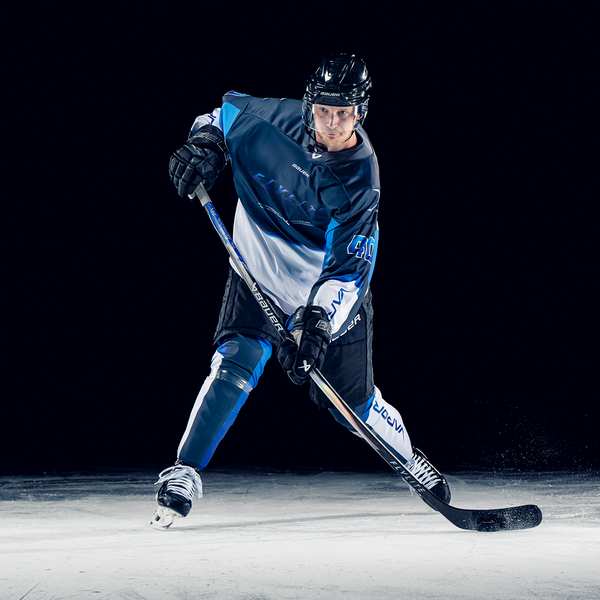 BAUER Vapor FLYLITE Intermediate – Actionaufnahme 1 Spieler mit BAUER Vapor FLYLITE Intermediate Eishockeyschläger auf dem Eis