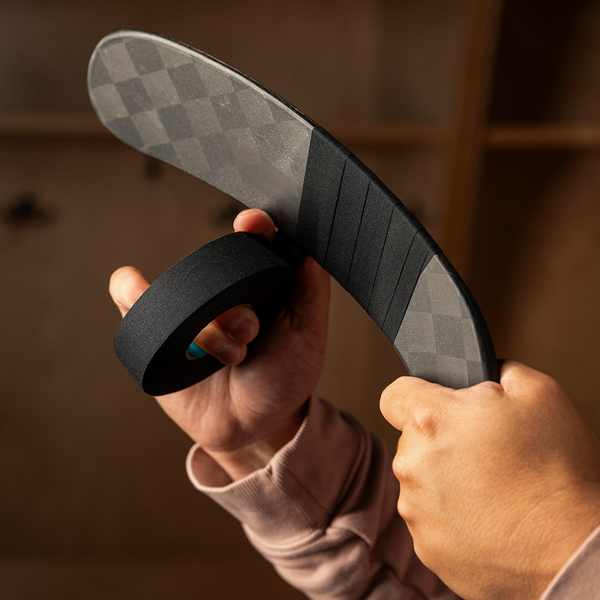 BAUER Vapor FLYLITE HYP2RCORE blade while applying black hockey tape