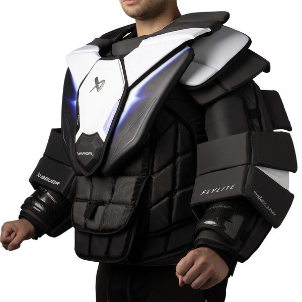 BAUER Vapor FLYLITE Torwart-Brustschutz Intermediate – Seitenansicht Seitliche Ansicht des schwarzen BAUER Vapor FLYLITE Torwart-Brustschutzes Intermediate