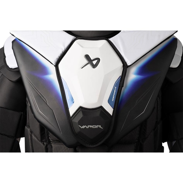 BAUER Vapor FLYLITE Intermediate – AEROLITE Brustdetail Detailansicht von DEFENSE CLOUD TECH und AEROLITE Shield am schwarzen FLYLITE Intermediate Brustschutz