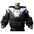 BAUER Vapor FLYLITE Torwart-Brustschutz Intermediate – Vorderansicht Schwarzer BAUER Vapor FLYLITE Torwart-Brust- und Armschutz Intermediate von vorne