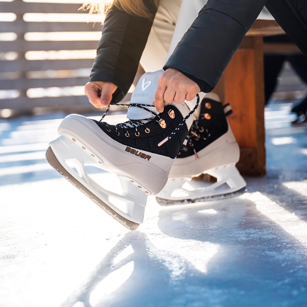 BAUER Radiant beheizbare Senior Freizeitschlittschuhe in einer Eisbahn-Szene