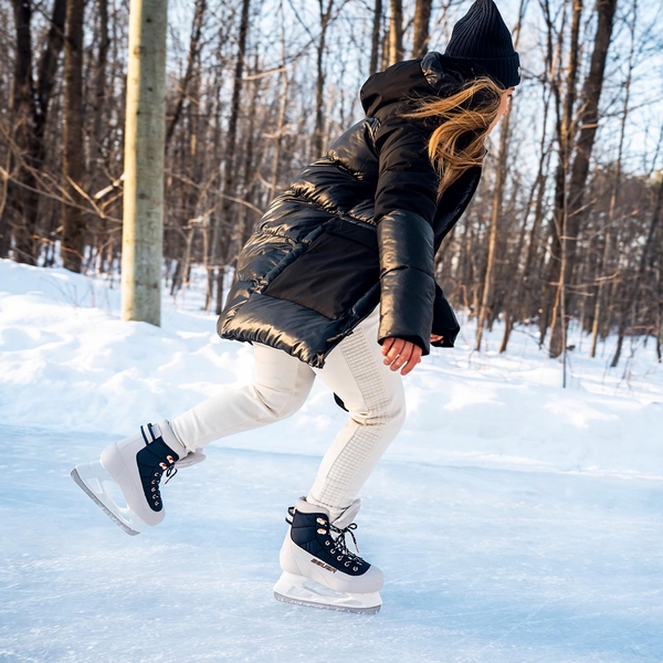 BAUER Radiant beheizbare Senior Freizeitschlittschuhe beim Outdoor-Eislaufen