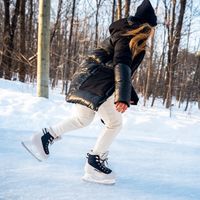 BAUER S25 Radiant Heated Skate Senior Outdoor Skating BAUER Radiant heated Senior recreational skates in an outdoor ice-skating scene