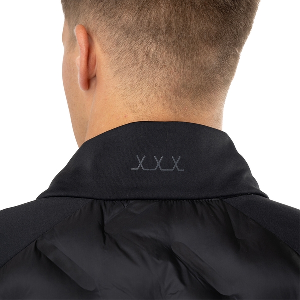 Detail des FLC-Siebdrucklogos im hinteren Nackenbereich der schwarzen BAUER Hybridjacke