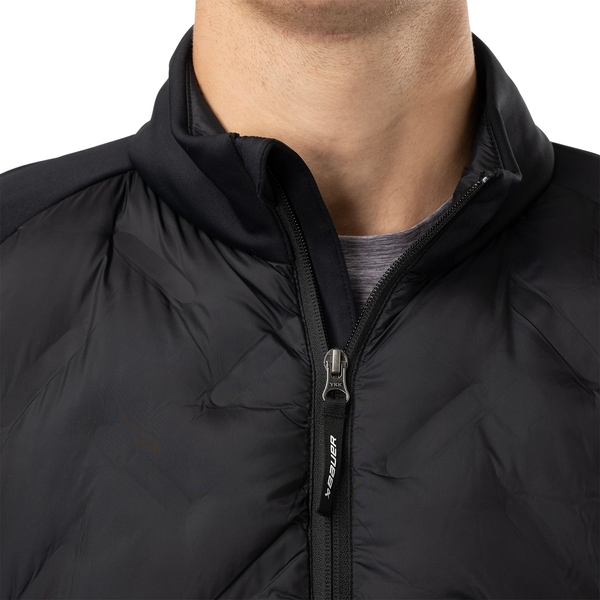 Detail des mittigen YKK-Reißverschlusses und Kragens der schwarzen BAUER Hybridjacke