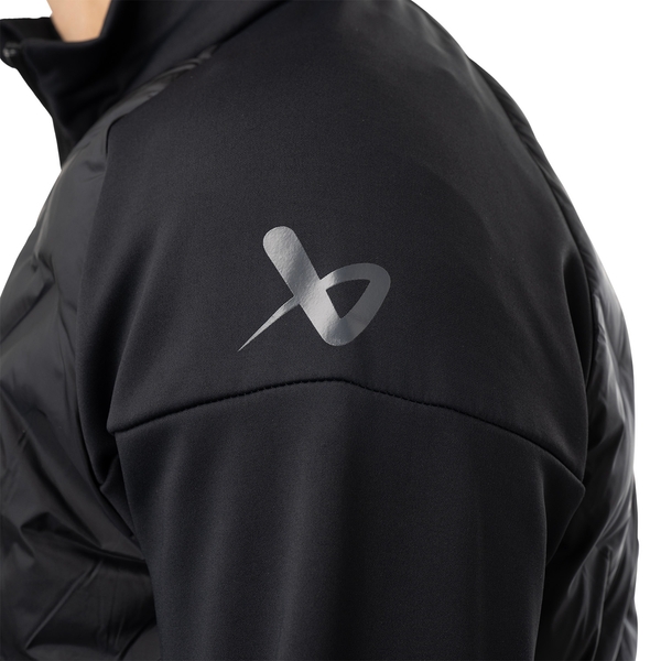 Detail des BAUER-Symbols auf der Schulter der schwarzen FLC Core Hybrid Jacke