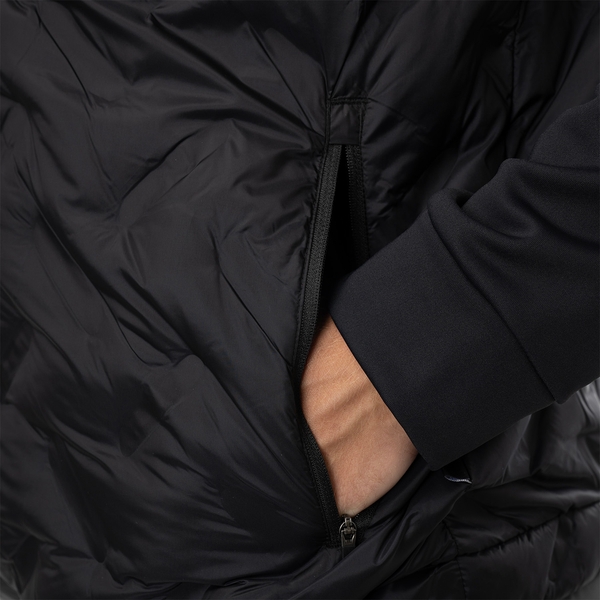Detail der eingesetzten Fronttasche mit YKK-Reißverschluss an der schwarzen BAUER Hybridjacke