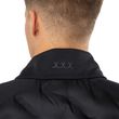 Detail des FLC-Siebdrucklogos im hinteren Nackenbereich der schwarzen BAUER Hybridjacke