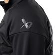 Detail des BAUER-Symbols auf der Schulter der schwarzen FLC Core Hybrid Jacke