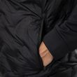 Detail der eingesetzten Fronttasche mit YKK-Reißverschluss an der schwarzen BAUER Hybridjacke