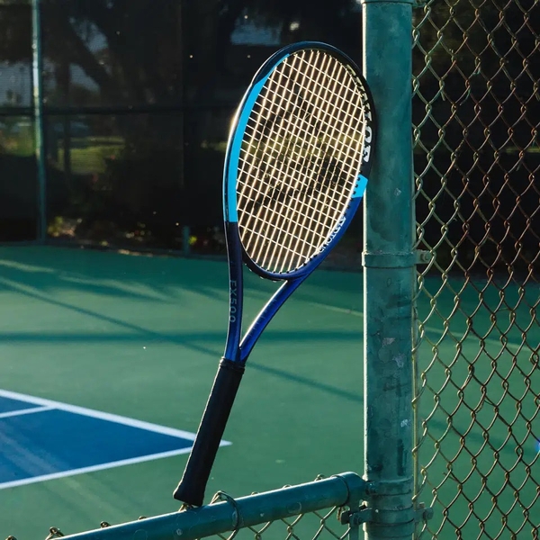 Dunlop FX 500 2026 Tennisschläger – Lifestyleansicht 3