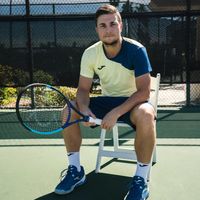 Dunlop FX 500 2026 tennis racket – lifestyle view 2 Dunlop FX 500 2026 tennis racket – lifestyle view 2