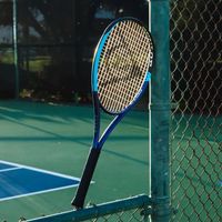 Dunlop FX 500 2026 tennis racket – lifestyle view 3 Dunlop FX 500 2026 tennis racket – lifestyle view 3
