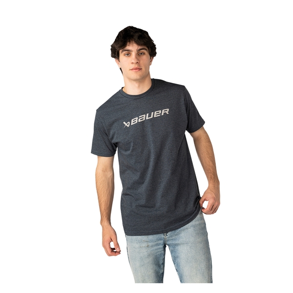 Navyfarbenes BAUER S26 Core Graphic T-Shirt Senior am Model – Vorderansicht