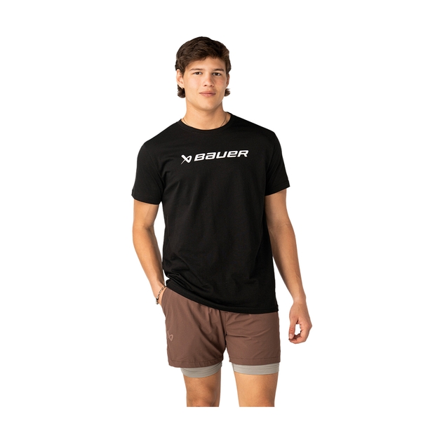 Schwarzes BAUER S26 Core Graphic T-Shirt Senior am Model – Vorderansicht