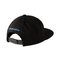 BAUER S26 Flat Brim Snapback Cap Senior Schwarz Vorderansicht BAUER S26 Flat Brim Snapback Cap Senior Schwarz mit gesticktem BAUER-Icon von vorne