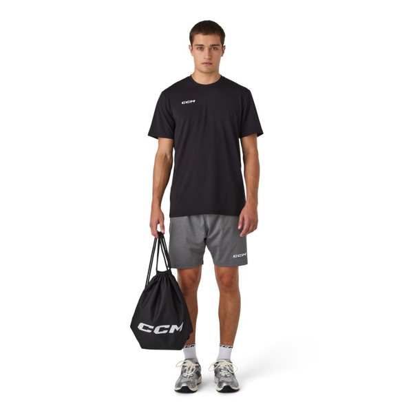 CCM Dryland Kit Youth in Black mit grauen Shorts und schwarzem Zugbeutel – Frontansicht am Model