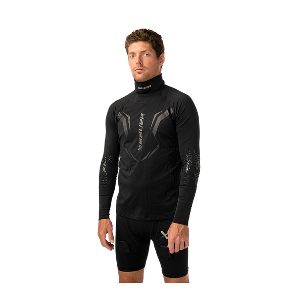 BAUER S26 BodyGuard Pro Baselayer Oberteil Senior in Schwarz am Model – schräge Vorderansicht