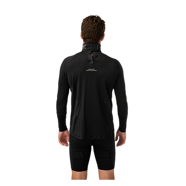 BAUER S26 BodyGuard Pro Baselayer Oberteil Senior in Schwarz am Model – Rückansicht