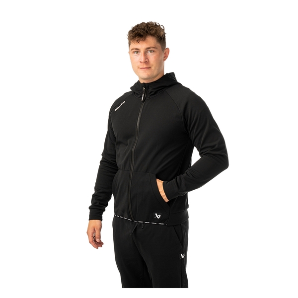 BAUER Team Fleece Zip Hoodie Senior Schwarz am Model mit sichtbarer Kängurutasche – Schrägansicht