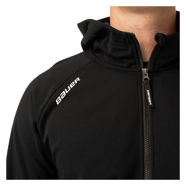 BAUER Team Fleece Zip Hoodie Senior Schwarz: BAUER-Schulterlogo und YKK-Frontreißverschluss im Detail