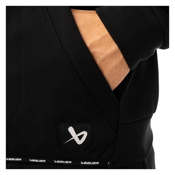 BAUER Team Fleece Zip Hoodie Senior Schwarz: Kängurutasche, Saumband und BAUER-Logo im Detail