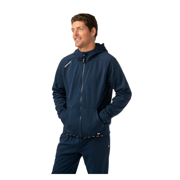 BAUER Team Fleece Zip Hoodie Senior Marineblau am Model mit sichtbarer Kängurutasche – Schrägansicht