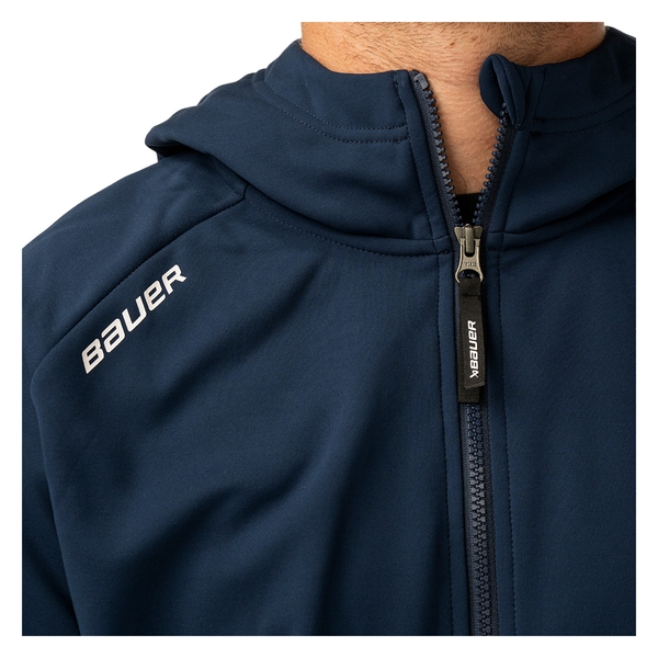 BAUER Team Fleece Zip Hoodie Senior Marineblau: BAUER-Schulterlogo und YKK-Frontreißverschluss im Detail