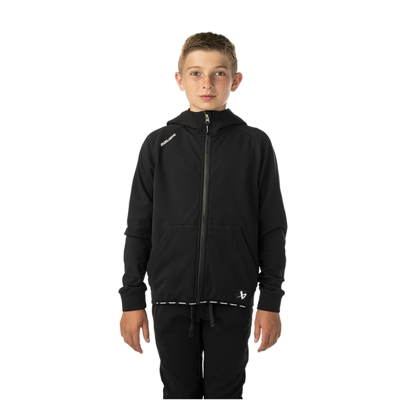 BAUER Team Fleece Zip Hoodie Youth Schwarz Youth am jungen Model mit sichtbarer Kapuze und Kängurutasche