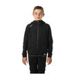 BAUER Team Fleece Zip Hoodie Youth Schwarz Youth am jungen Model mit sichtbarer Kapuze und Kängurutasche