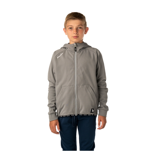 BAUER Team Fleece Zip Hoodie Youth Grau – Vorderansicht BAUER Team Fleece Zip Hoodie Youth Grau Youth am jungen Model – Vorderansicht