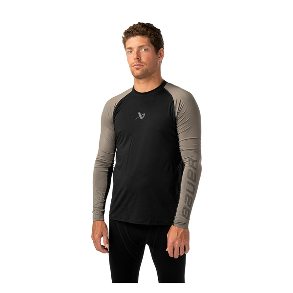 BAUER S26 Performance Baselayer Oberteil Senior in Schwarz/Grau am Model – schräge Vorderansicht
