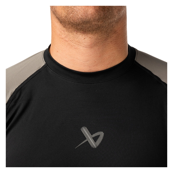 Kragen-, Brust- und BAUER-Logo-Detail des S26 Performance Baselayer Oberteils Senior