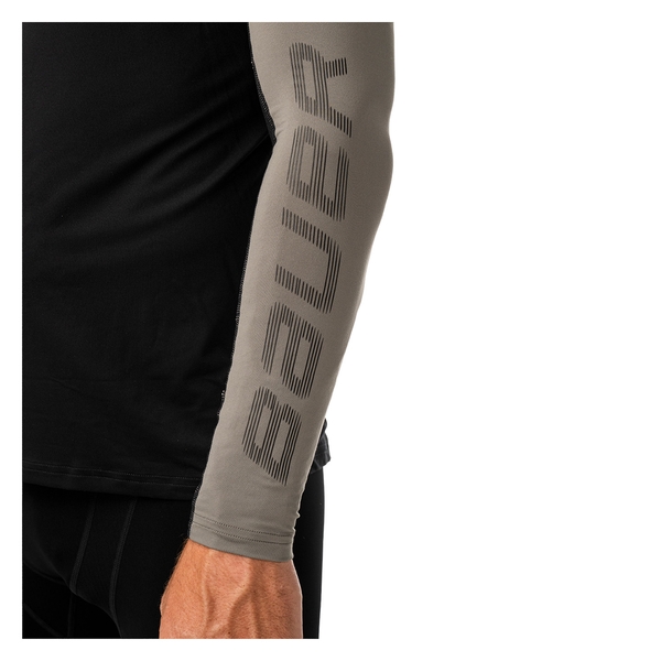 Grauer Ärmel mit BAUER-Schriftzug am S26 Performance Baselayer Oberteil Senior