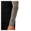 Grauer Ärmel mit BAUER-Schriftzug am S26 Performance Baselayer Oberteil Senior