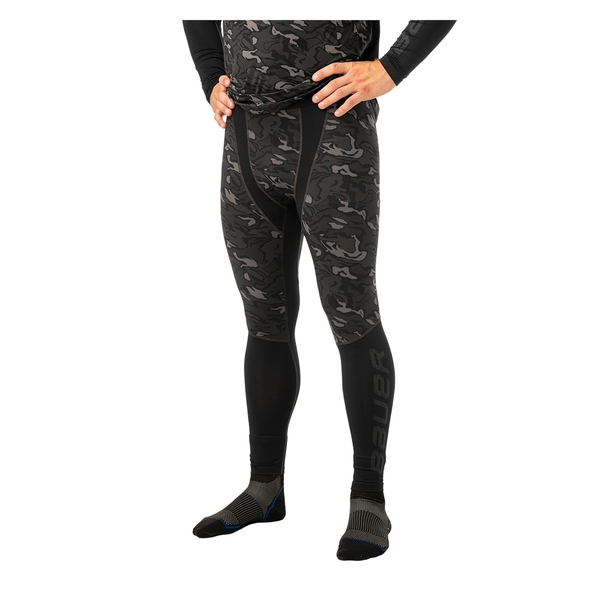 BAUER S26 Camo Performance Baselayer Hose Senior am Model – schräge Vorderansicht